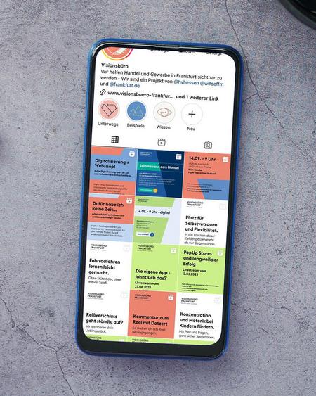 Mann hält Smartphone