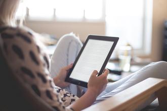 Frau liest auf Tablet